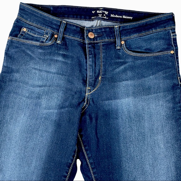 Signature Levi’s Strauss size 32 blue distressed stretchy skinny jeans like new - Picture 2 of 9